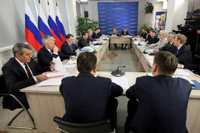 Премьер пообещал в Барнауле дать поручение по строительству площадок для санитарной авиации